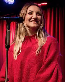 How tall is Julia Michaels?